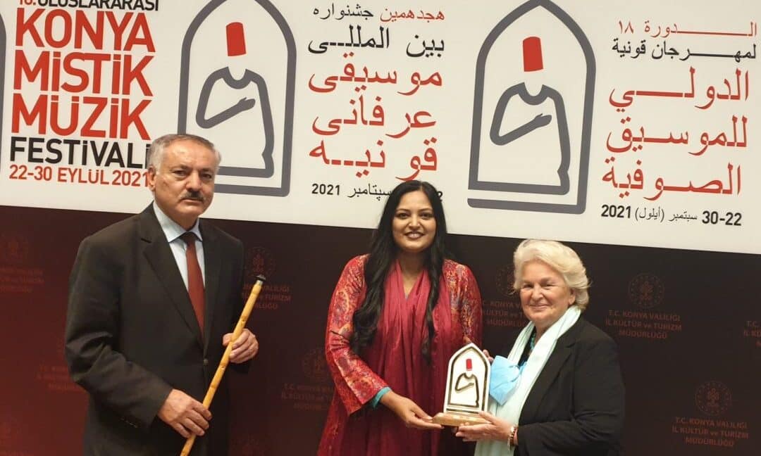 Esin Celebi Bayru presents Rumi shield to Saira Peter Z cam 23Sep21 CROP